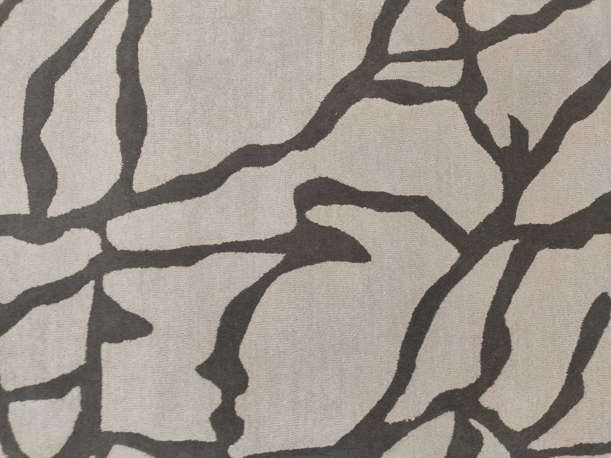 The RAMSHA HOME Abstract Charcoal Line Pattern Beige Rug – HTWV-29 (202x292 CM) features irregular black branch-like lines on a light beige background, creating a modern, organic web pattern perfect for contemporary spaces.
