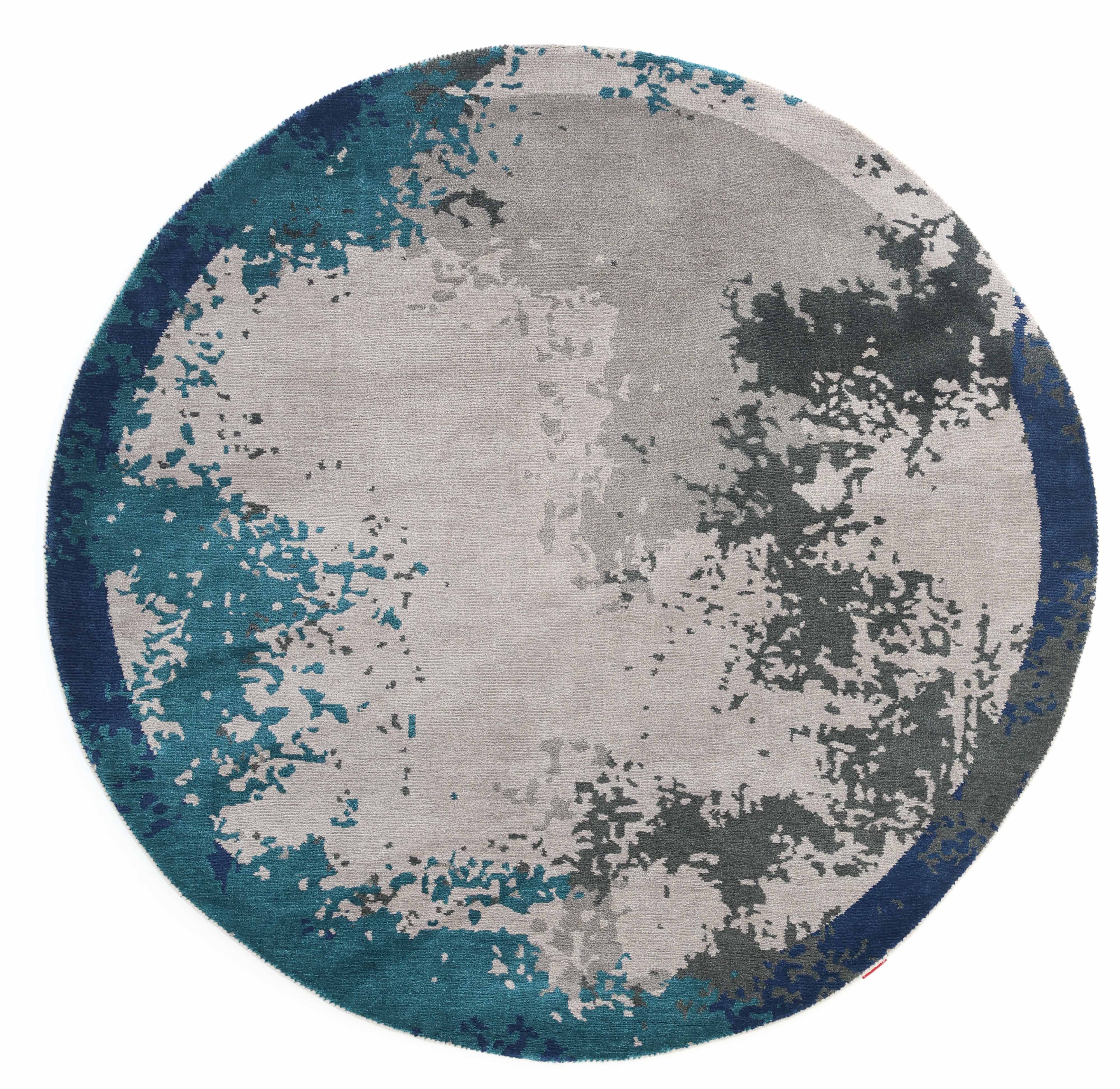 The RAMSHA HOME Modern Blue Round Abstract Rug CMN 121 features a marbled geometric pattern in gray, teal, dark blue, and black, adding a modern touch to any space.