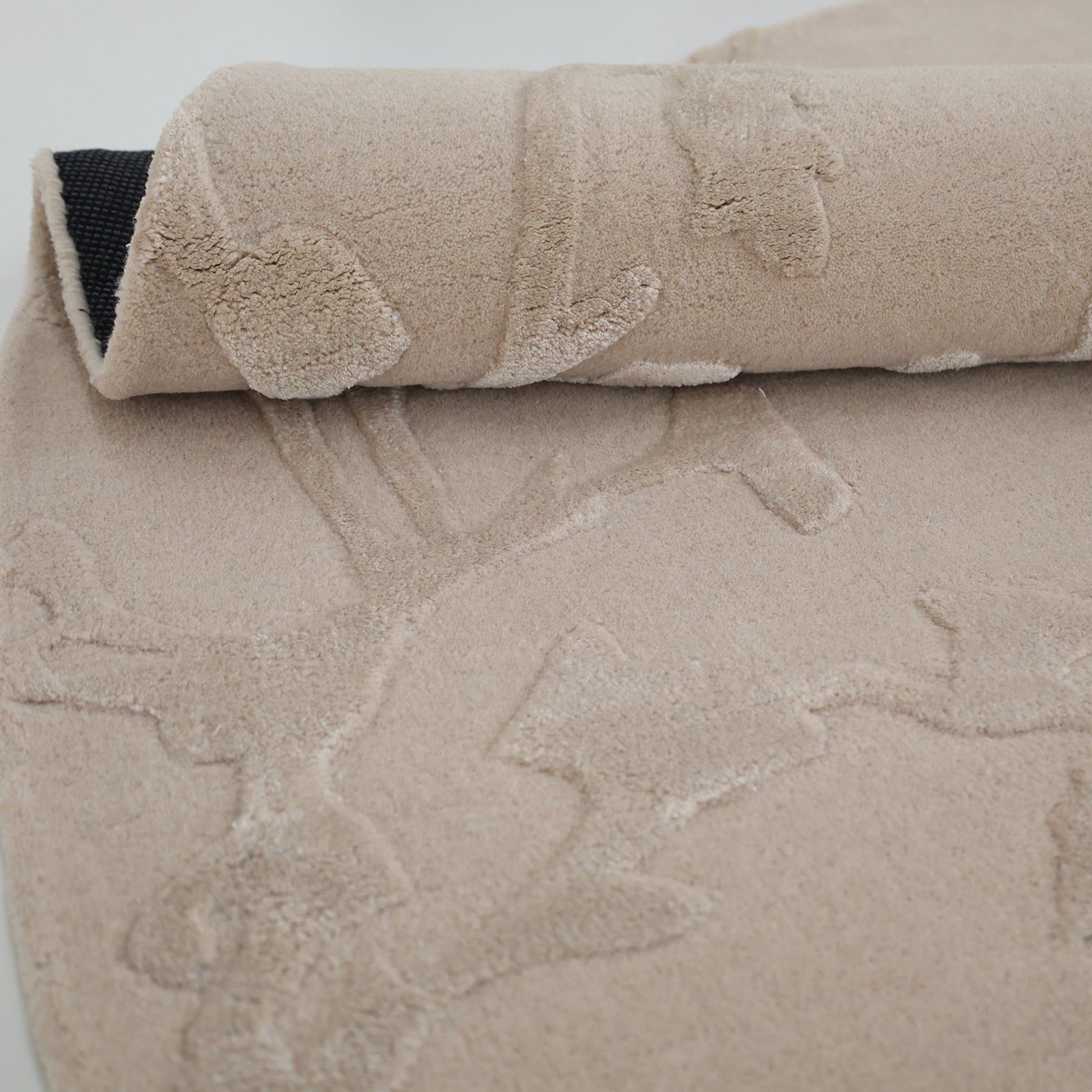 The RAMSHA HOME Decorative Handmade Area Rug HTWV-118 features a soft, plush beige wool blend with hand-tufted raised animal outlines and black backing—ideal as a neutral accent for your bedroom.