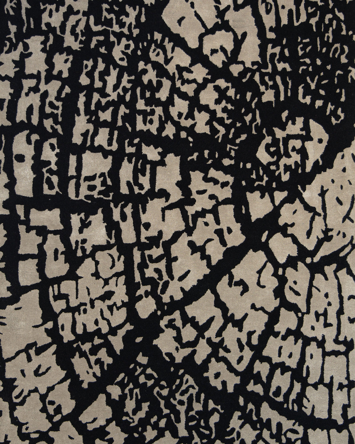 The RAMSHA HOME Abstract Crackle Black & Ivory Rug – HTWV-33 features an abstract pattern reminiscent of black cracks or tree rings on an ivory background, offering an organic, textured look that fuses nature’s artistry with contemporary hand-tufted craftsmanship.