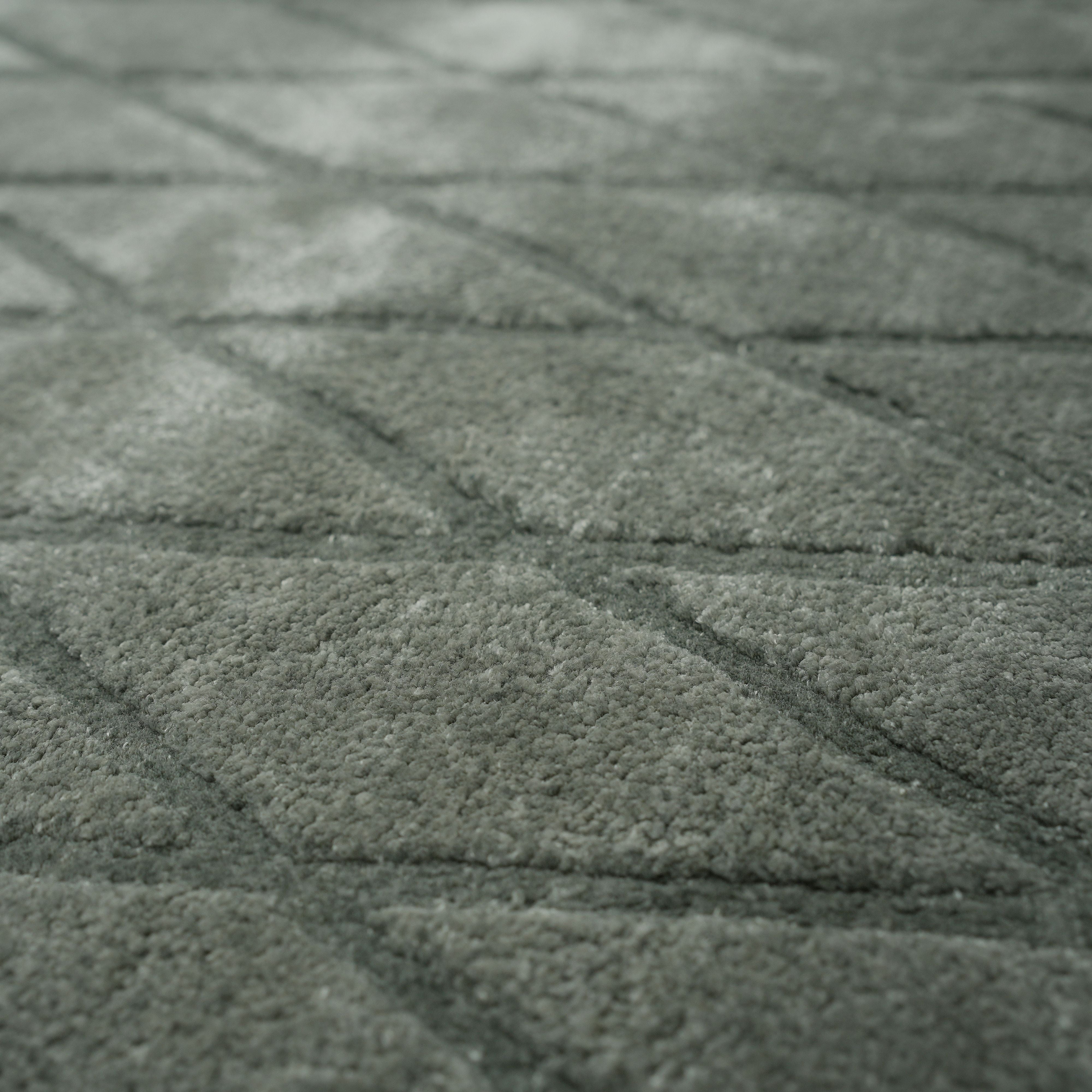 Close-up of the RAMSHA HOME Steel Diamond Handmade Rug HTV 28 (300x400 cm) highlights its gray diamond pattern and soft, plush fibers, perfect for adding modern texture to any space.