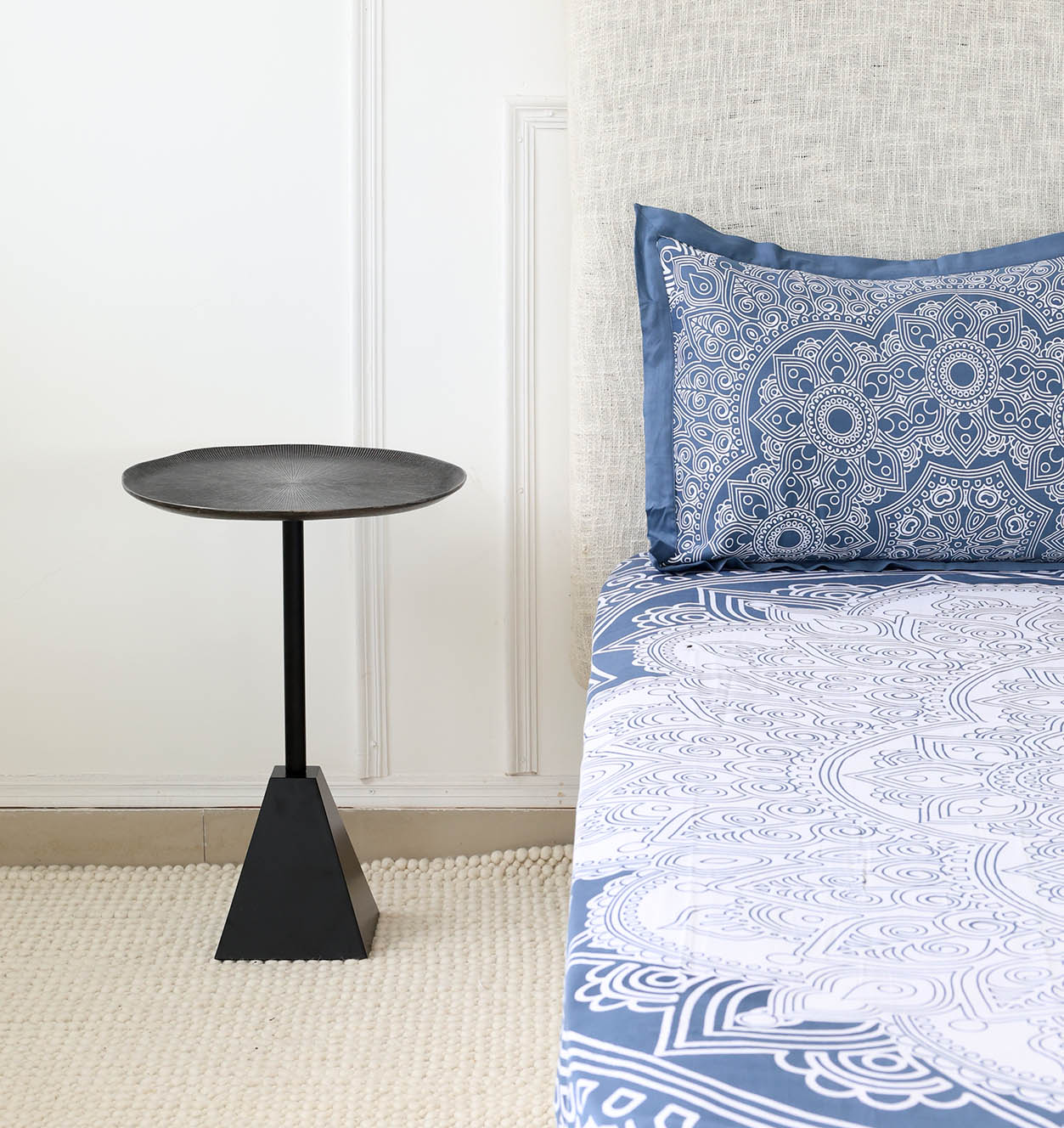 Modern Black Metal Side Table – Textured Round Top with Pyramid Base