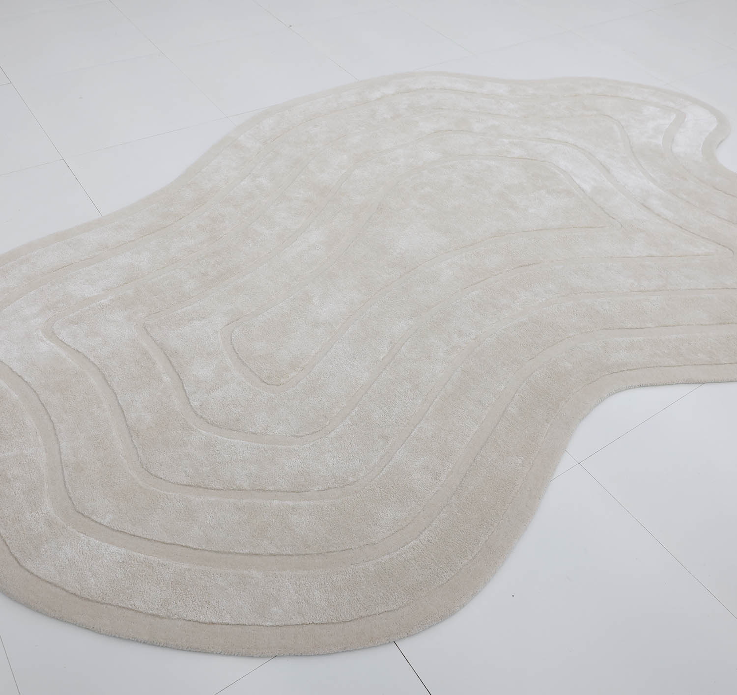 The RAMSHA HOME Luxurious Off-White Hand-Tufted Rug (HTWV 111, 200x300cm), featuring wavy contours and layered patterns, lies atop a white tiled floor.