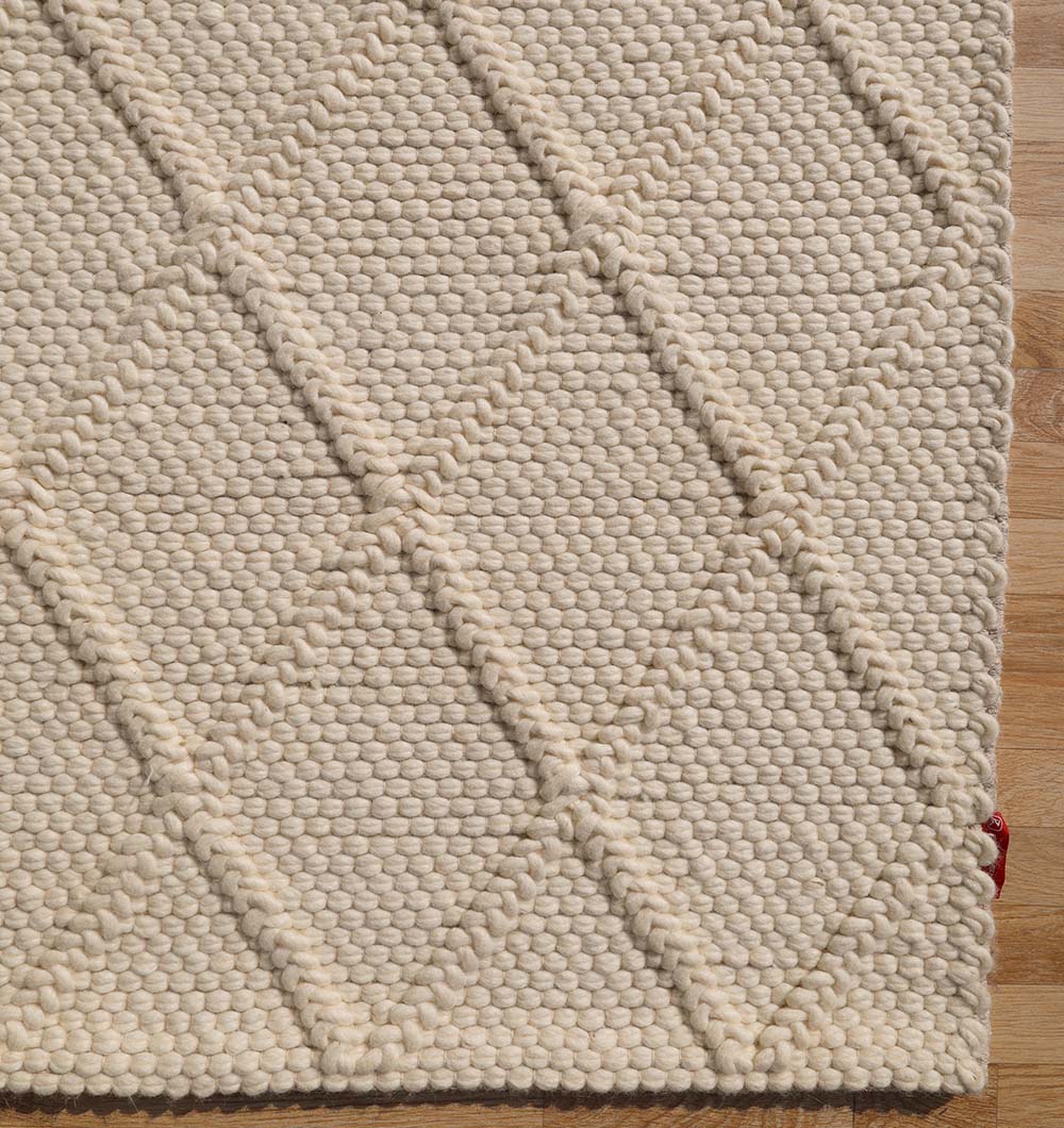 Close-up of the clean, finished edge demonstrating the meticulous construction of this decorative area rug.