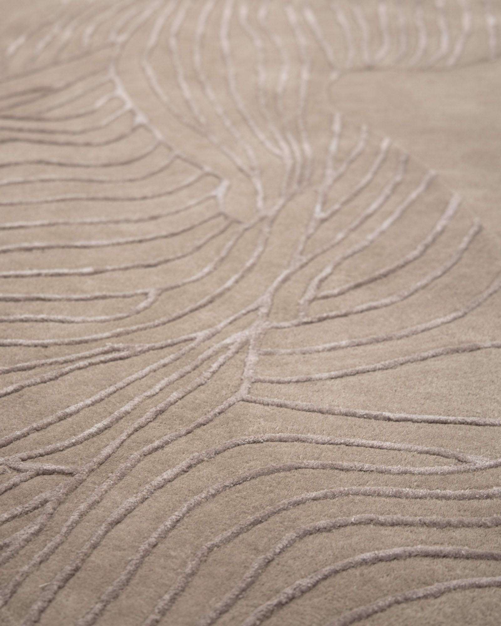 Close-up of the RAMSHA HOME Natural White Color Handmade Area Rug (HTWV-137, 200x300 cm), featuring raised, wavy abstract lines that form a textured, organic pattern—an elegant modern wool rug designed to effortlessly elevate contemporary interiors.