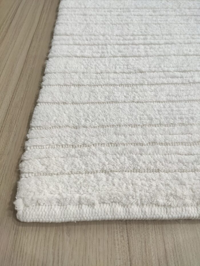 ⁦Bleach White Non-Slip Fluffy Soft Cotton Bathmat - BT 001 (60x90cm)⁩ - الصورة ⁦5⁩