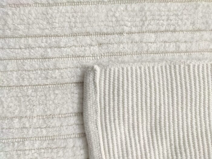 ⁦Bleach White Non-Slip Fluffy Soft Cotton Bathmat - BT 001 (60x90cm)⁩ - الصورة ⁦4⁩