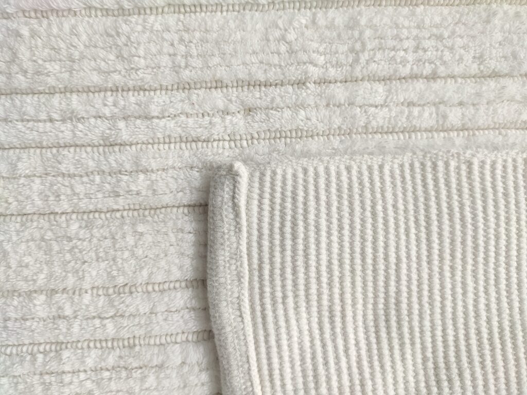 IMG_20220113_143538-rotated-1.jpg Bleach White Non-Slip Fluffy Soft Cotton Bathmat - BT 001 (60x90cm) - الصورة 4
