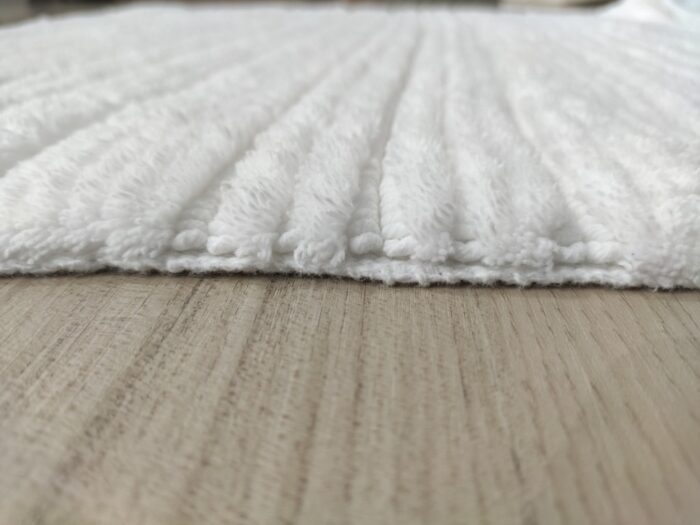 ⁦Bleach White Non-Slip Fluffy Soft Cotton Bathmat - BT 001 (60x90cm)⁩ - الصورة ⁦3⁩