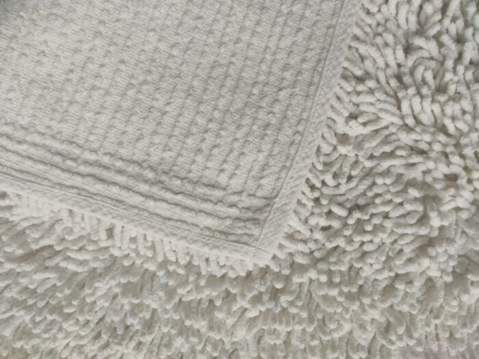 ⁦Bleach White Non-Slip Fluffy Soft Cotton Bathmat - BT 006 (60x90cm)⁩ - الصورة ⁦3⁩