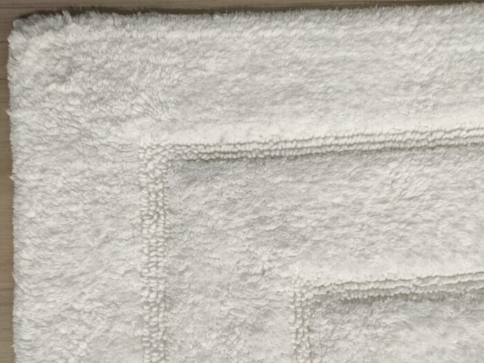 ⁦Bleach White Non-Slip Fluffy Soft Cotton Bathmat - BT 002 (60x90cm)⁩ - الصورة ⁦4⁩
