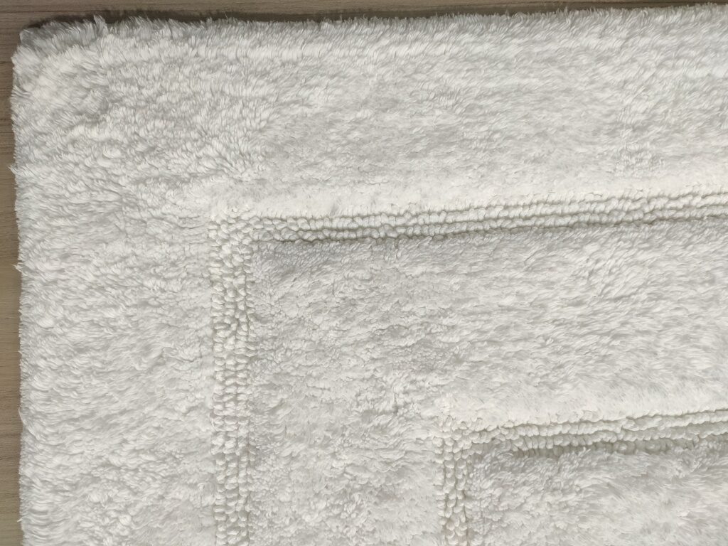 IMG_20220113_154241-rotated-1.jpg Bleach White Non-Slip Fluffy Soft Cotton Bathmat - BT 002 (60x90cm) - الصورة 4