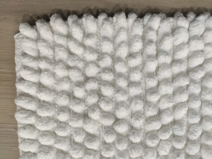 ⁦Bleach White Non-Slip Fluffy Soft Cotton Bathmat - BT 007 (60x90cm)⁩ - الصورة ⁦4⁩