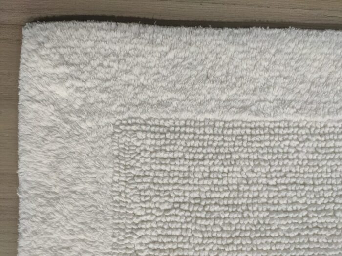 ⁦Bleach White Non-Slip Fluffy Soft Cotton Bathmat - BT 003 (60x90cm)⁩ - الصورة ⁦5⁩
