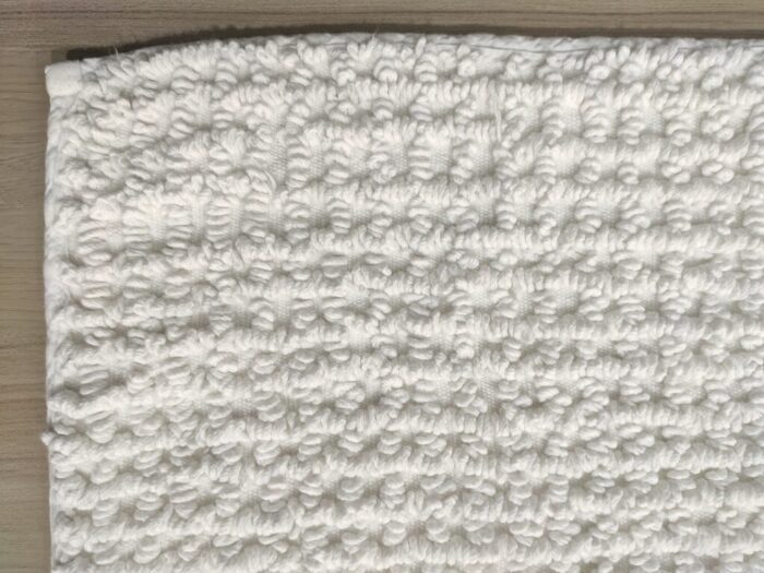 ⁦Bleach White Non-Slip Fluffy Soft Cotton Bathmat - BT 005 (60x90cm)⁩ - الصورة ⁦4⁩