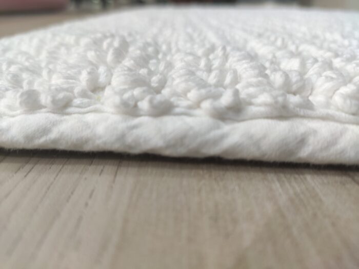 ⁦Bleach White Non-Slip Fluffy Soft Cotton Bathmat - BT 005 (60x90cm)⁩ - الصورة ⁦5⁩