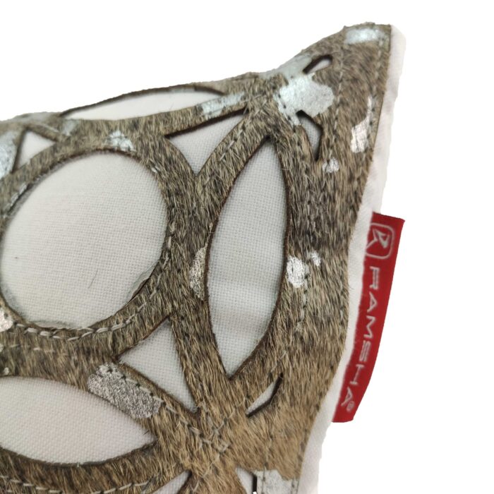 ⁦Decorative Home White Leather Cushion - CS 100 (30x50cm)⁩ - الصورة ⁦4⁩