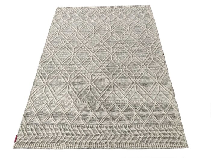 Handcrafted natural white hall decor rug SRN 019 (140x200cm) by Ramsha Home