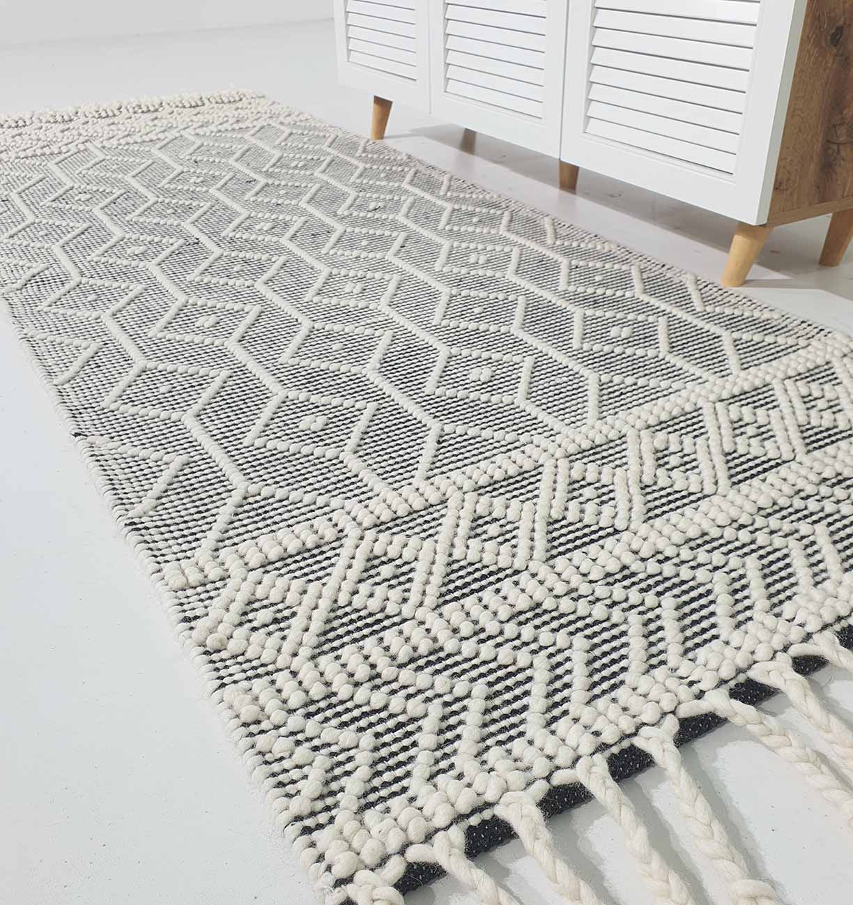 Side Close-up View of Wool and Cotton Woven Rug - Ramsha Home Side Close-up View of Wool and Cotton Handmade Woven Rug - Ramsha Home