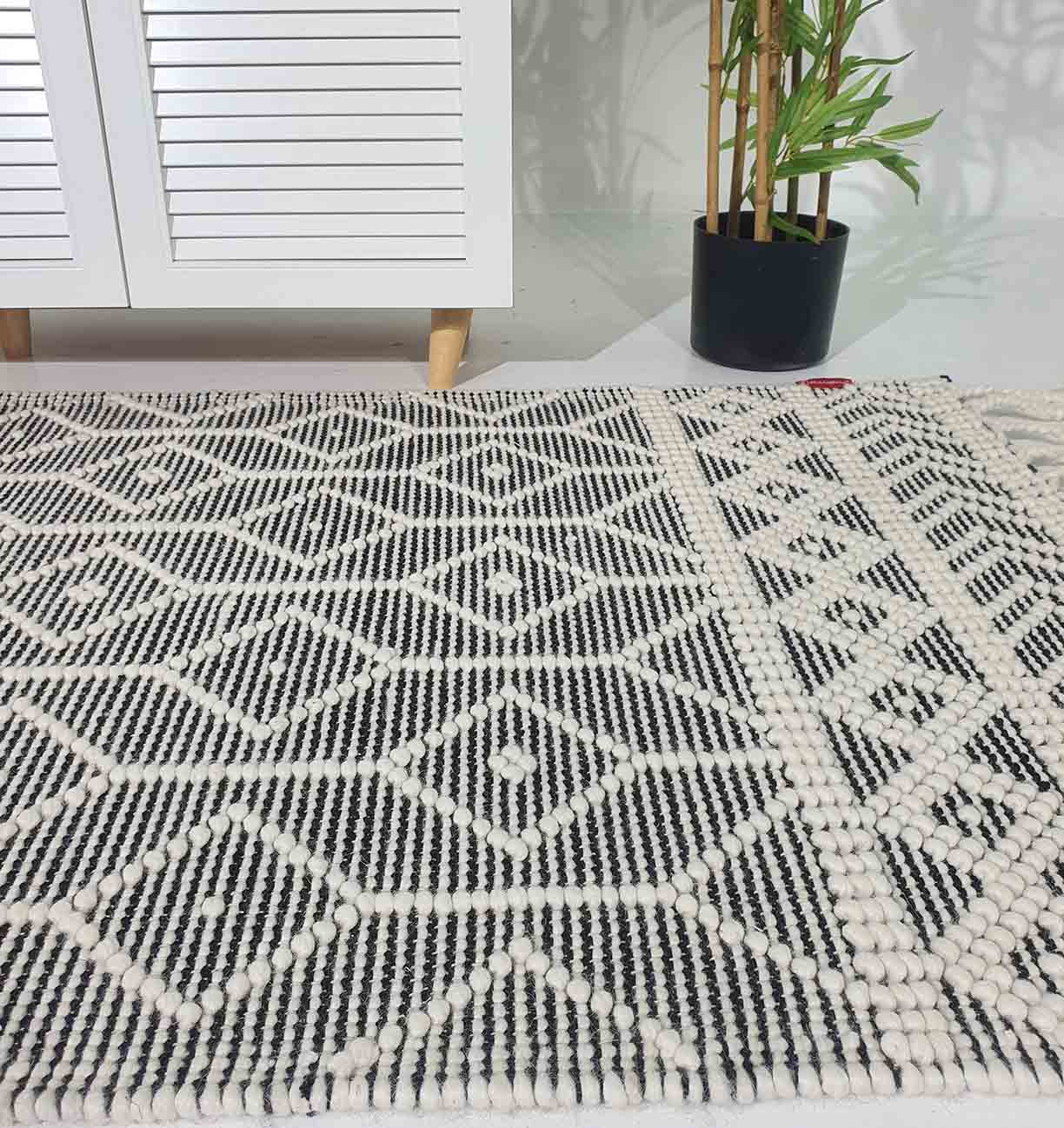Side Close-up View of Excellent Craftsmanship and Fine Details on Woven Rug - Ramsha Home Side Close-up View of Excellent Craftsmanship and Fine Details on Woven Rug - Ramsha Home