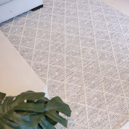 Hand woven wool rug from India, perfect as a bohemian hallway rug or indoor rug for modern homes in UAE and Dubai.
