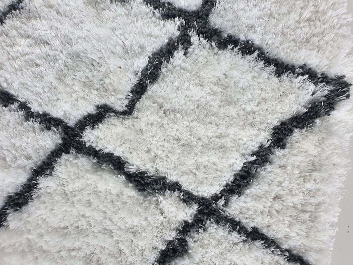 Close-up View of Ramsha Home's White and Black Line Shaggy Rug - Polyester & Cotton Blend - 150 CM Round