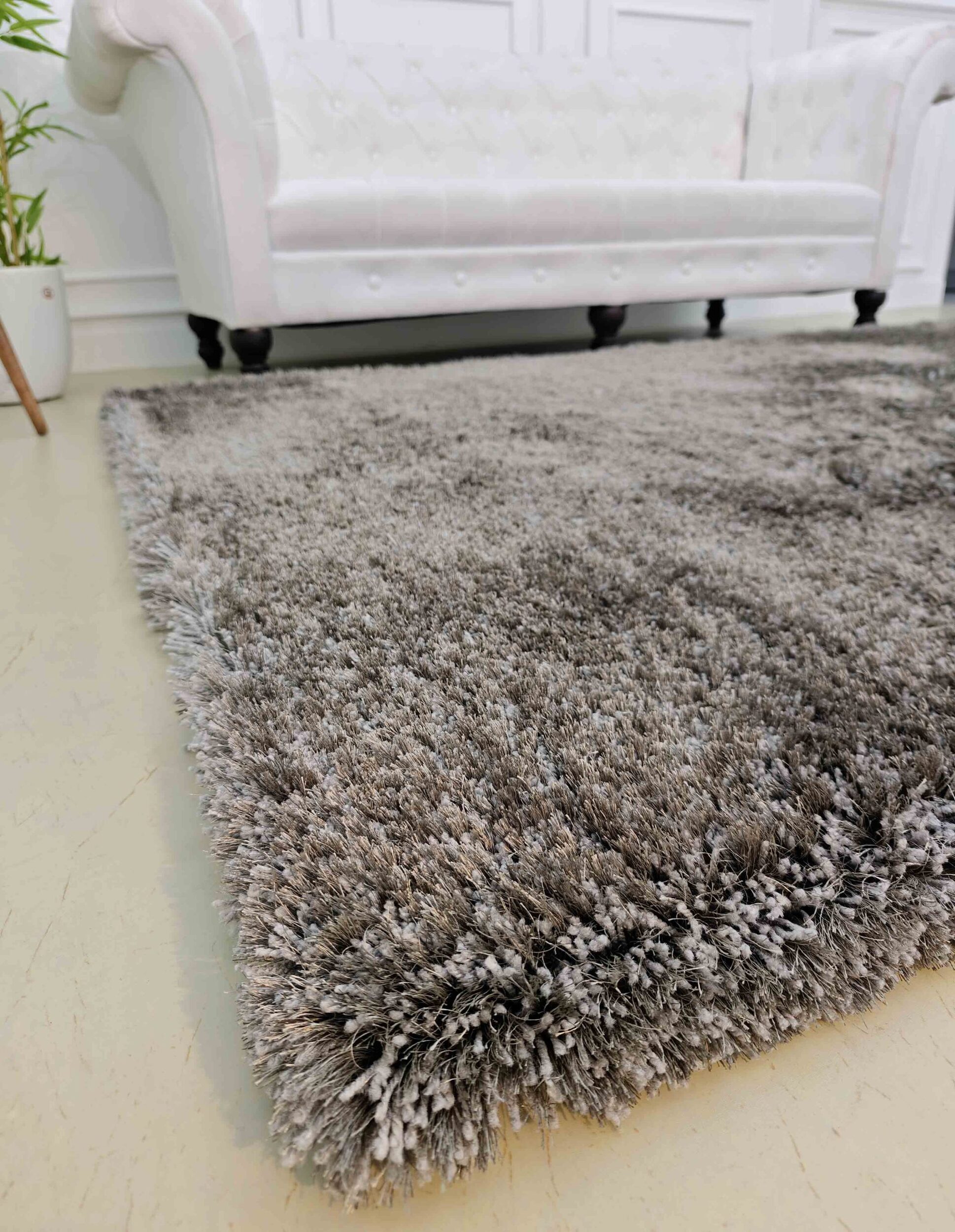Cozy Grey Shaggy Rug for Home Decor - SG 05 (250x350cm) by Ramsha Home Elegant grey shaggy floor rug SG 05 (250x350cm) by Ramsha Home