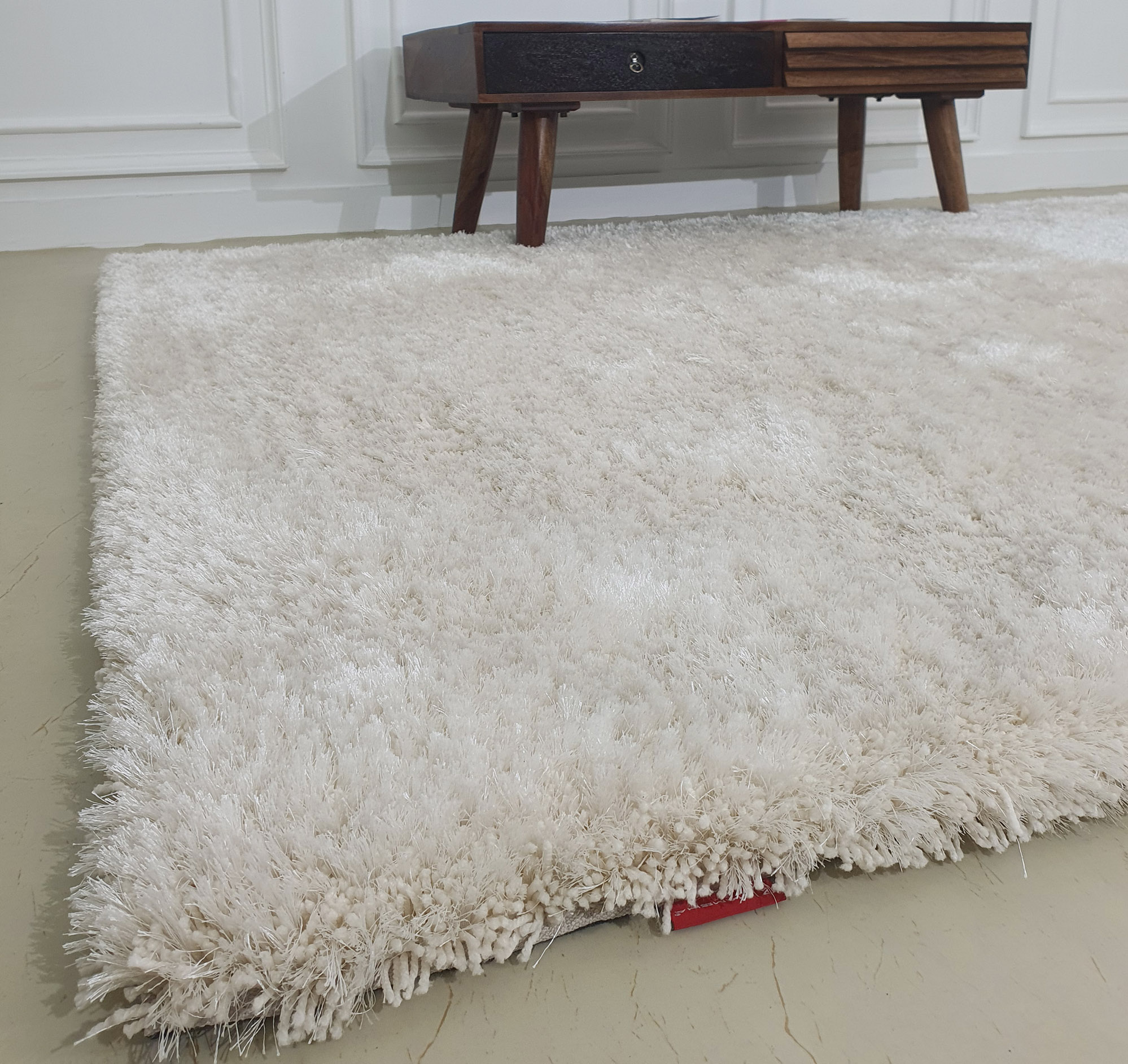 Ramsha Home White Shaggy Rug: Elevating Comfort in Your Workspace (SG-03) Ramsha Home White Shaggy Rug - Enhancing Workspace Comfort