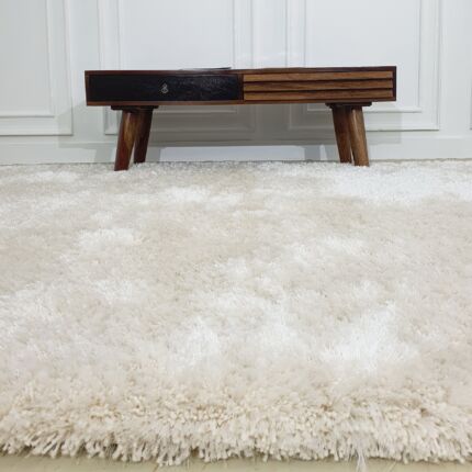 White shaggy rug by Ramsha Home