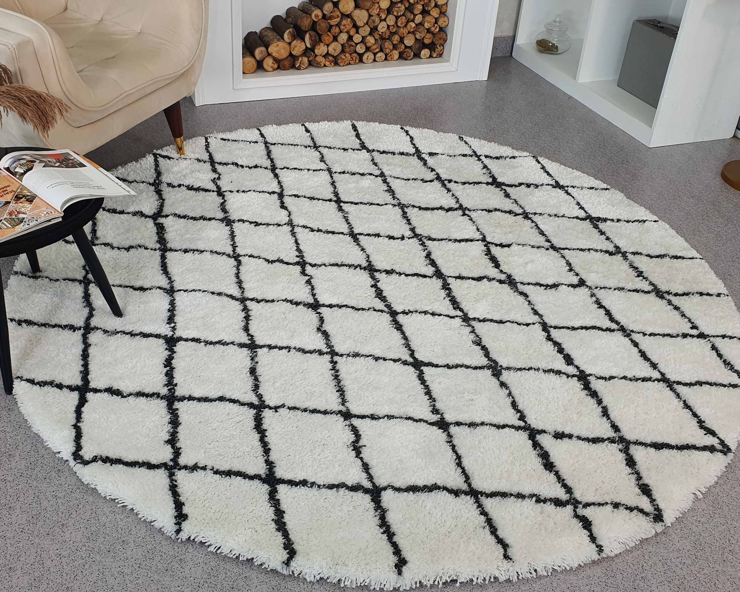 Cozy Comfort: Ramsha Home's White and Black Line Shaggy Rug - Perfect for Cold Area Houses - 150 CM Round Ramsha Home's White and Black Line Shaggy Rug in Cold Area House - Polyester & Cotton Blend - 150 CM Round