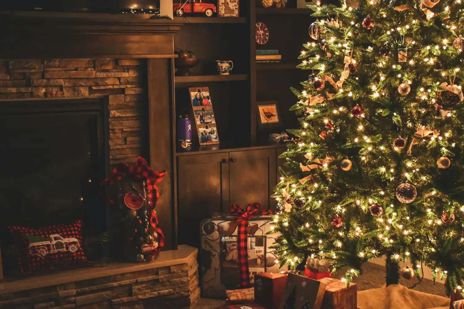 Holiday home décor featuring a luxurious silk carpet, festive ambiance, and stylish furniture