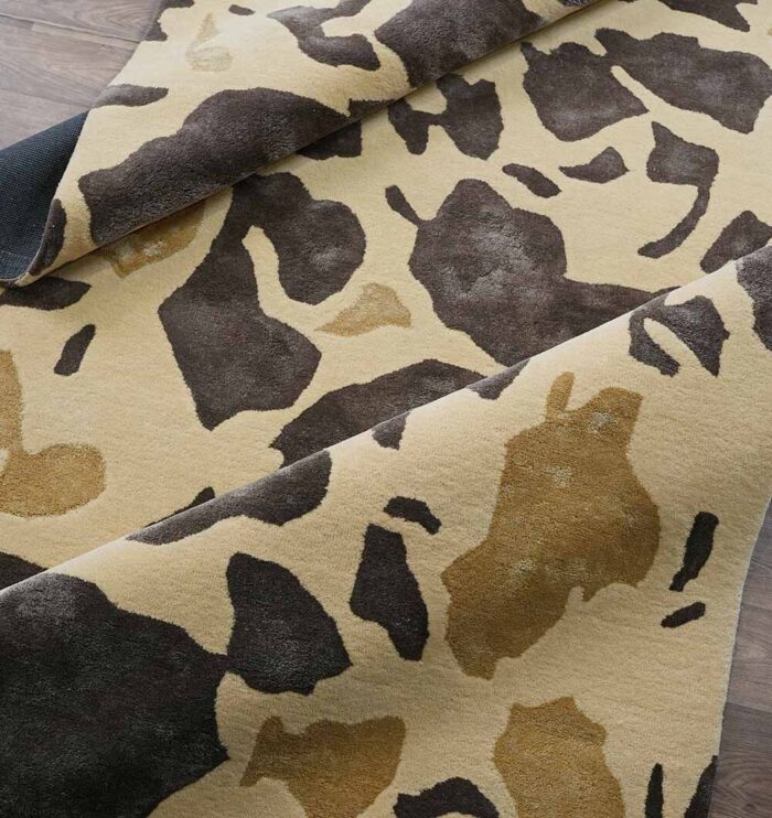 Upgrade your interiors with this stylish handmade rug from Dubai. Designed as a big living room carpet, it combines modern aesthetics with premium tufted craftsmanship. Soft underfoot and built to last, this large rug is one of the best choices in UAE for creating a warm and sophisticated home atmosphere.