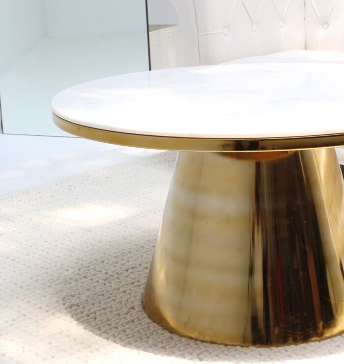 Modern luxury central table by Ramsha Home رمشا المنزل for elegant living room interiors