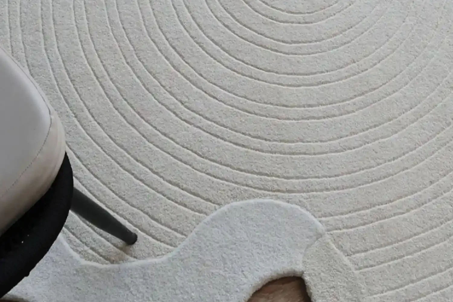 Modern carpet and rugs collection in Dubai UAE, including bedroom rugs, tufted rugs, runner rugs, and traditional rugs for sale.