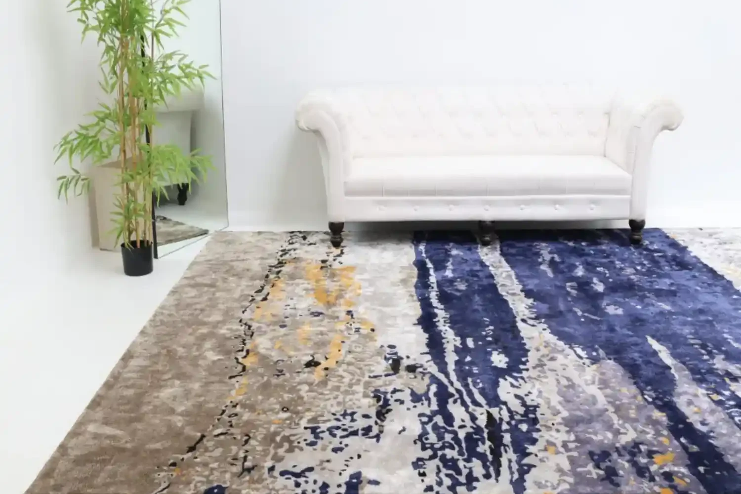 Pet-friendly rug in living room with cat and dog durable and easy to clean